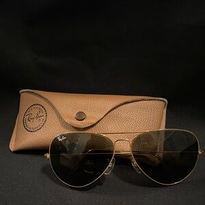 Vintage Ray Ban Sunnies with original case.